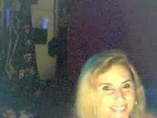 This milf gives us a sexy dance on webcam