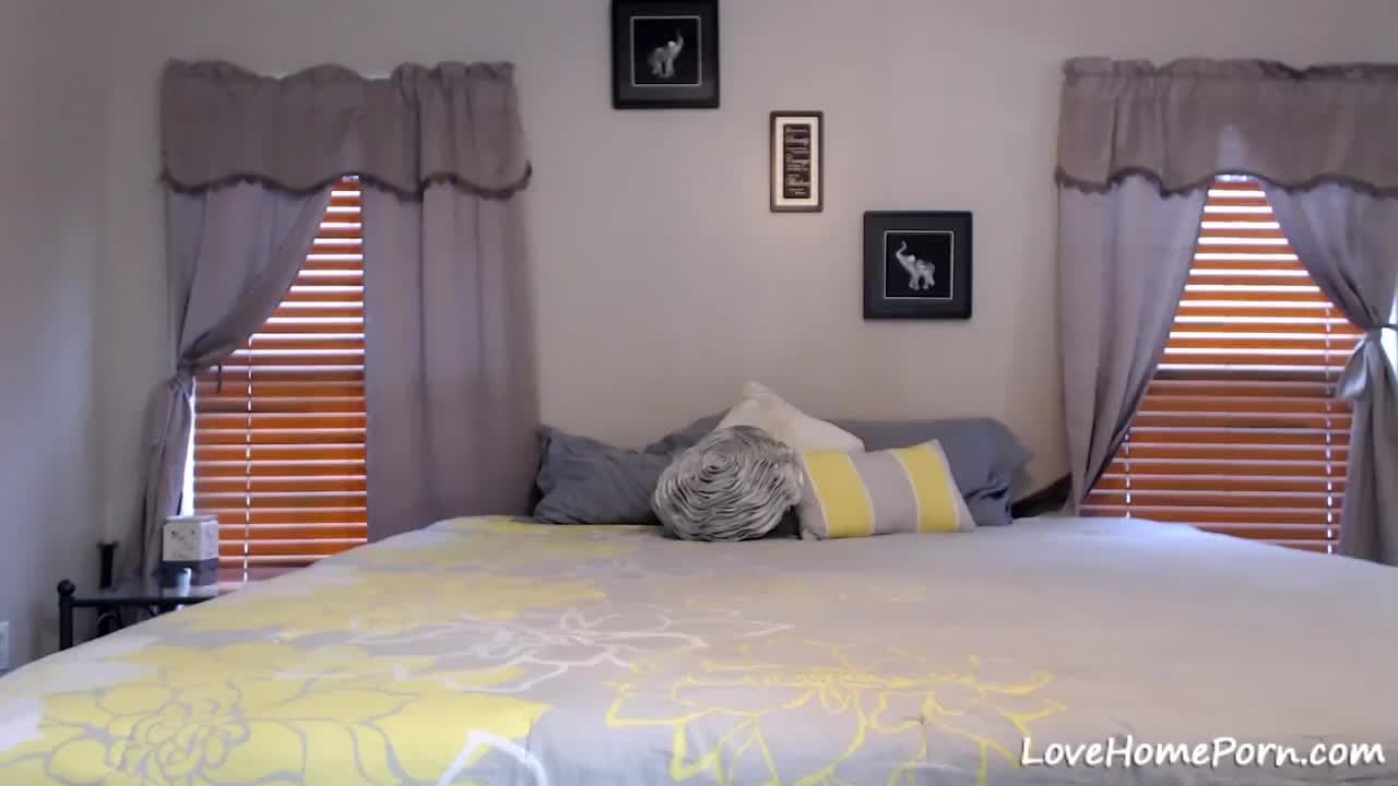 Young slut pussy fucks her fat dildo