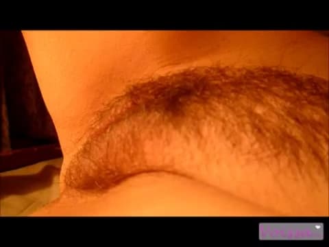 A hairy pussy to masturbate on webcam
