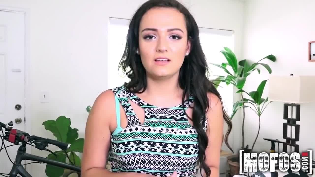 Hot sexy black hair hoe sucking that cock