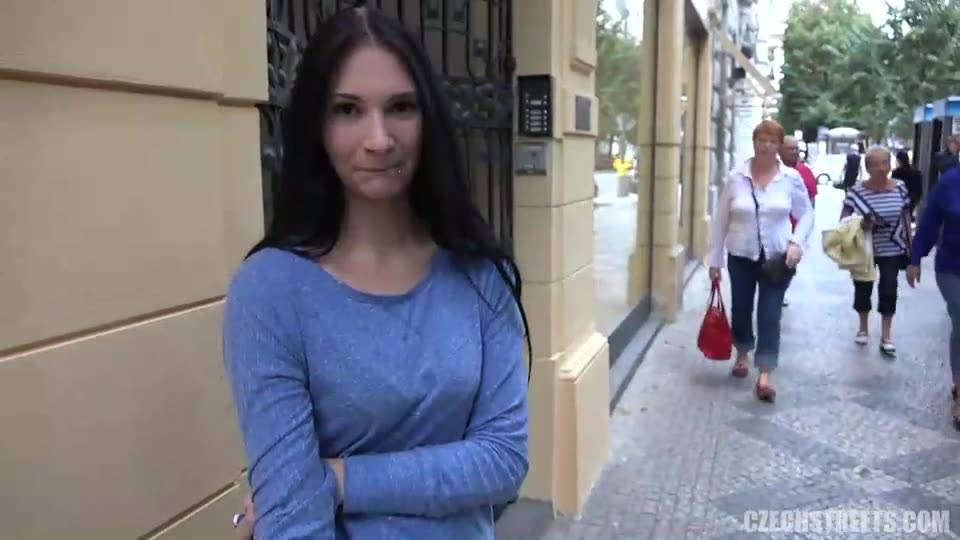 This girl is an expert in masturbation