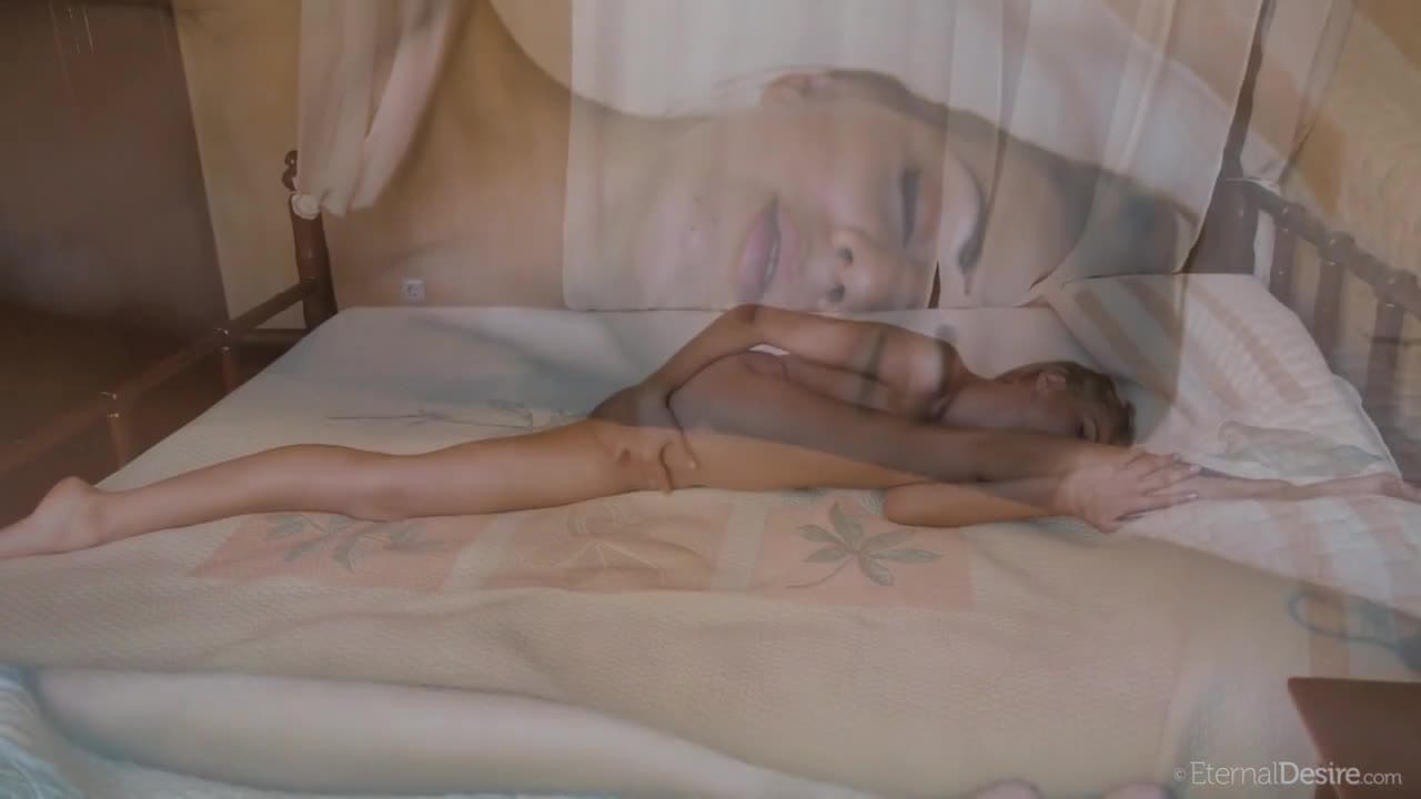 This flexible slut shows us everything