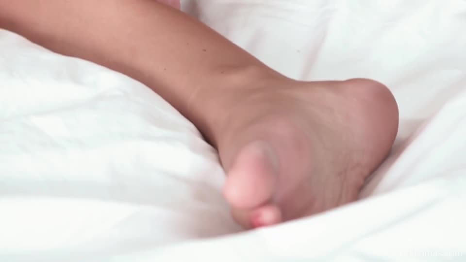 Breakfast and interracial lesbian sex in the bed